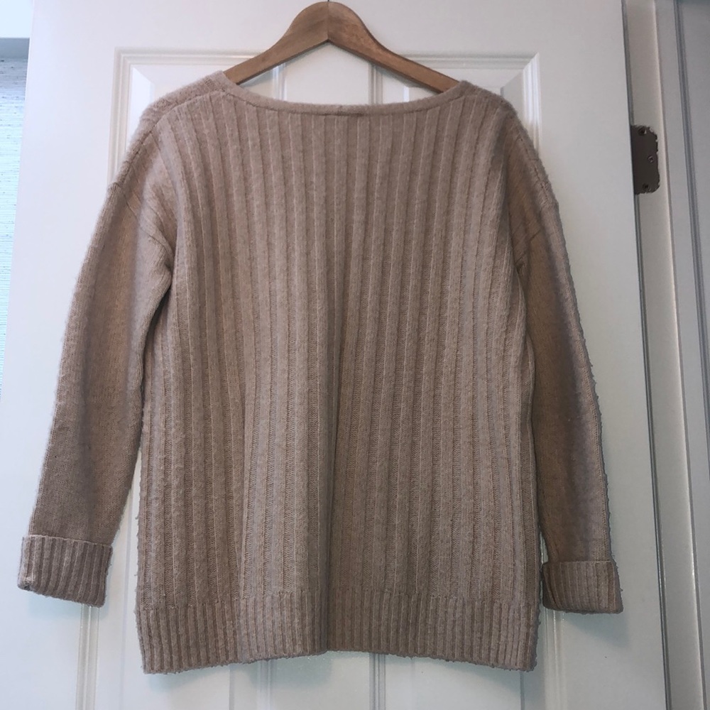 GAP Ribbed V-Neck Pull-Over Sweater - Picture 3 of 3